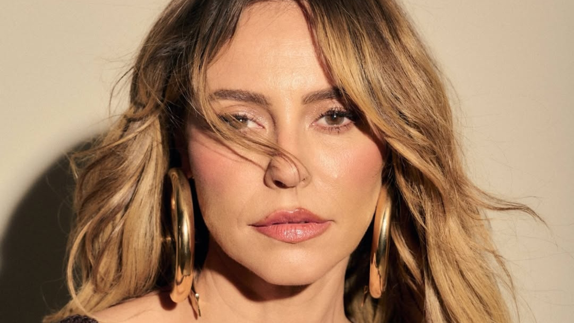 Paolla Oliveira com brinco de argola (Foto: @paollaoliveirareal/Instagram/Reprodução)