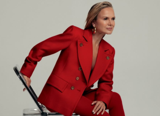 Eliana posa à la ‘dama de vermelho’ e com lingerie à mostra para revista Eliana (Foto: @eliana/Instagram/Reprodução)