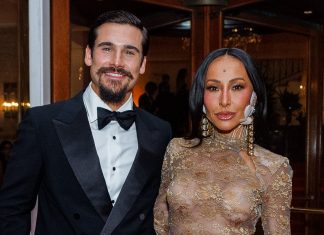 Sabrina Sato usa renda dourada da Valentino no Golden Globes Tribute Nicolas Prattes e Sabrina Sato (Foto: Brazil News)
