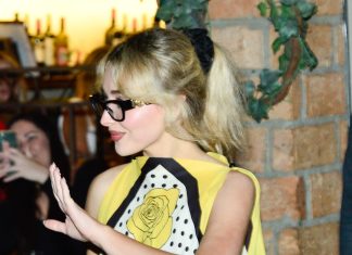 Lolla: Sabrina Carpenter usa lenço vintage dos anos 70 em restaurante Sabrina Carpenter (Foto: Patrícia Devoraes e Eduardo Martins/Brazil News)