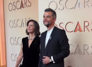 Wagner Moura usa smoking Zegna e joias brasileiras no Oscar Wagner MOura e Sandra Delgado (Foto: Reprodução/Instagram)