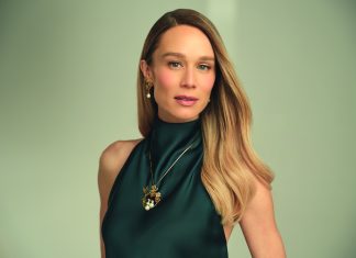 Mariana Ximenes posa em campanha do Dia das Mães com pingente de diamantes e pérolas de R$ 79 mil Mariana Ximenes (Foto: Divulgação)