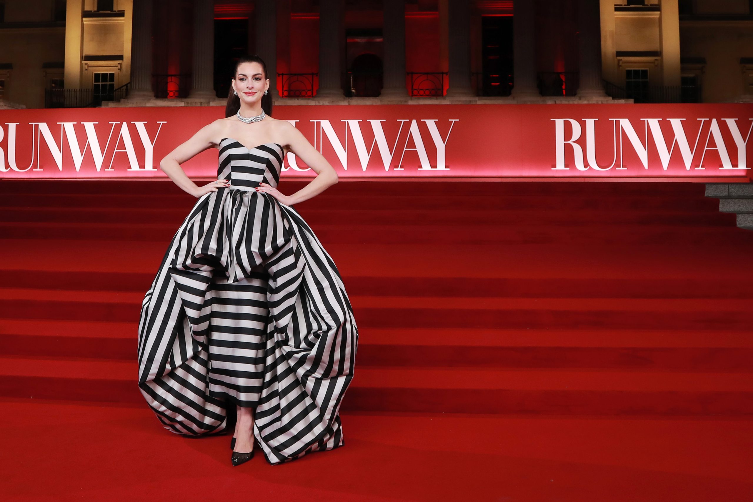 Anne Hathaway (Foto: Grant Buchanan/Dave Benett/WireImage/Divulgação/Louis Vuitton)