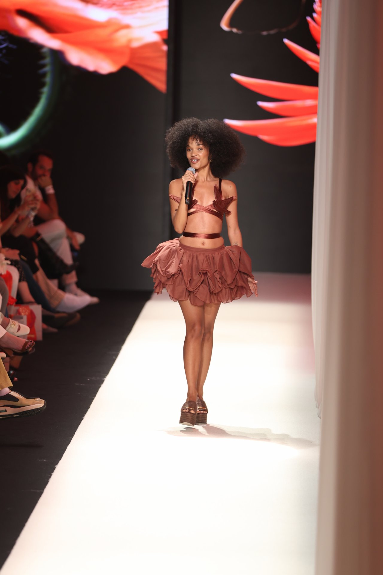 Agnes Nunes no desfile da Salinas no Rio Fashion Week (Foto: Daniel Pinheiro/Brazil News)