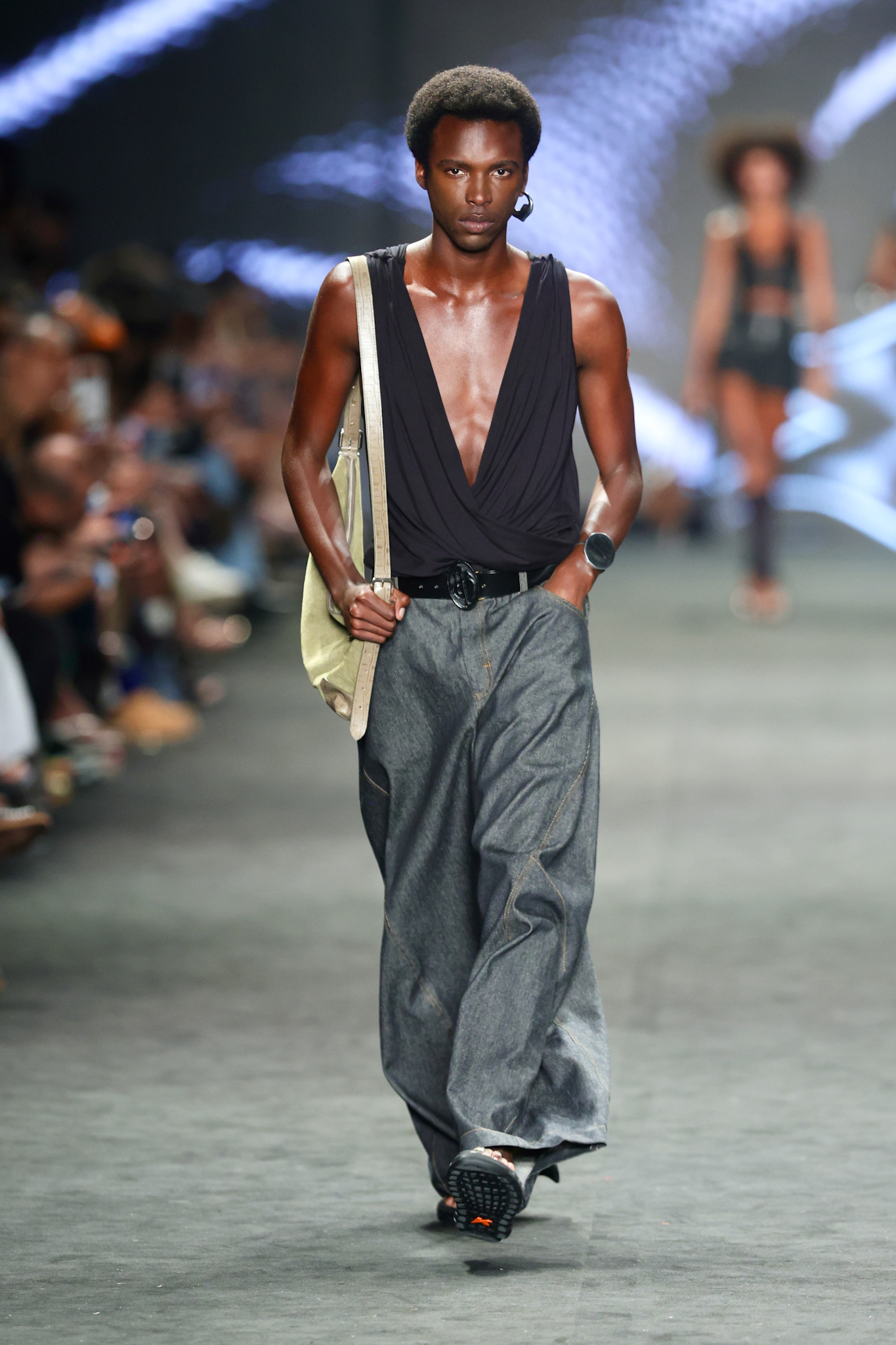 Rafael Fonseca no desfile da Dendezeiro (Foto: Brazil News)