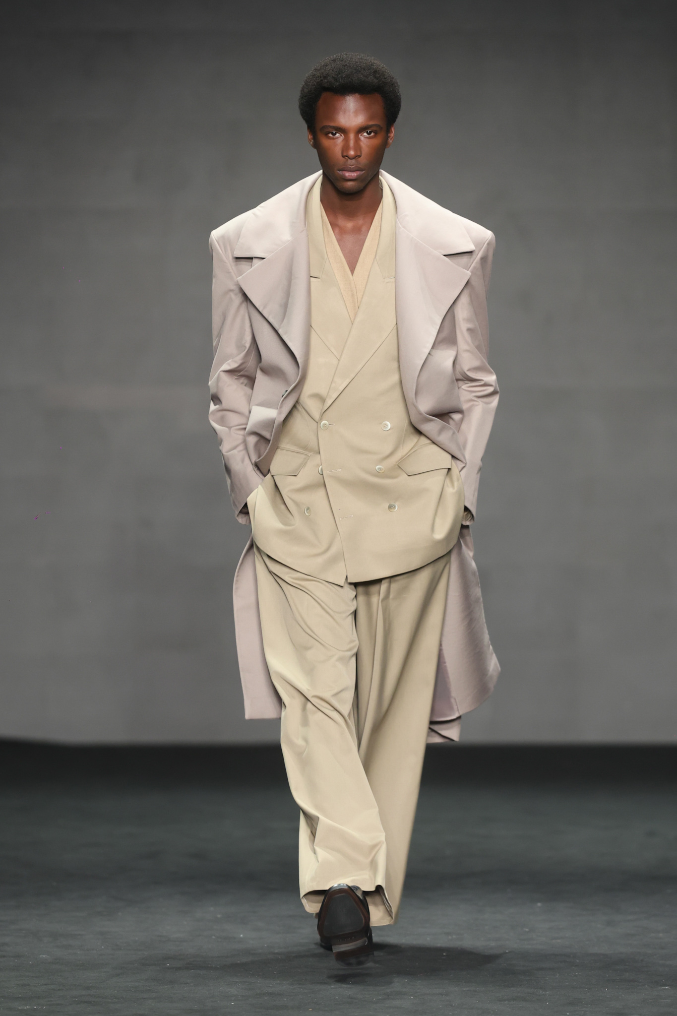 Rafael Fonseca no desfile de Lucas Leão (Foto: Brazil News)