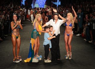 Aos 83 anos, Helô Pinheiro desfila com recorte pélvico e maiô ao lado de neta e Deborah Secco na BlueMan Bruna e Helô PInheiro, Sharon Azulay e Deborah Secco no desfile da BlueMan (Foto: Victor Chapetta/Brazil News)