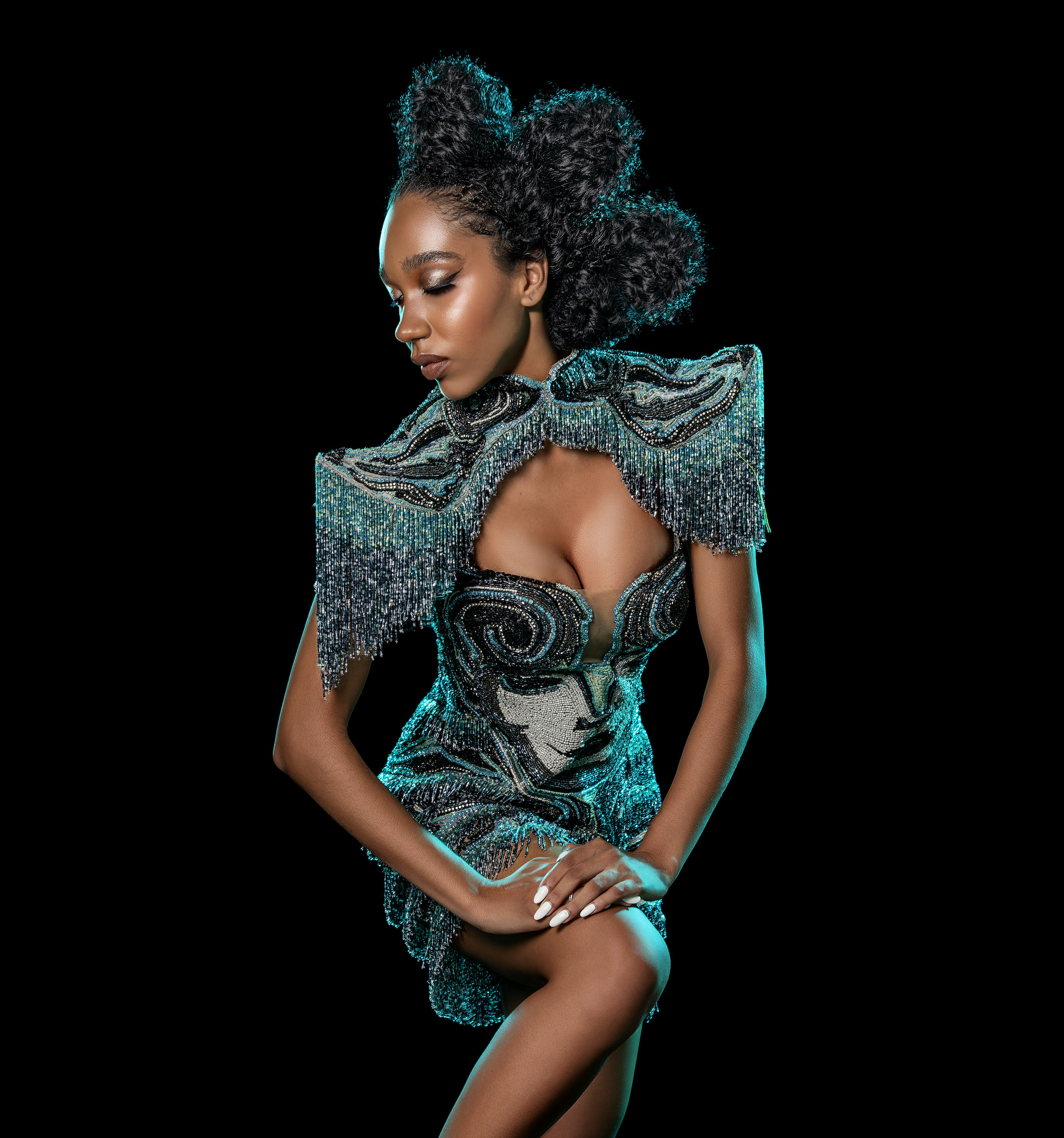 Modelo Alessandra Martins com look usado por Quitéria Chagas ao ser coroada como mrainha da Império Serrano em 2016 (Foto: Priscila Prade)