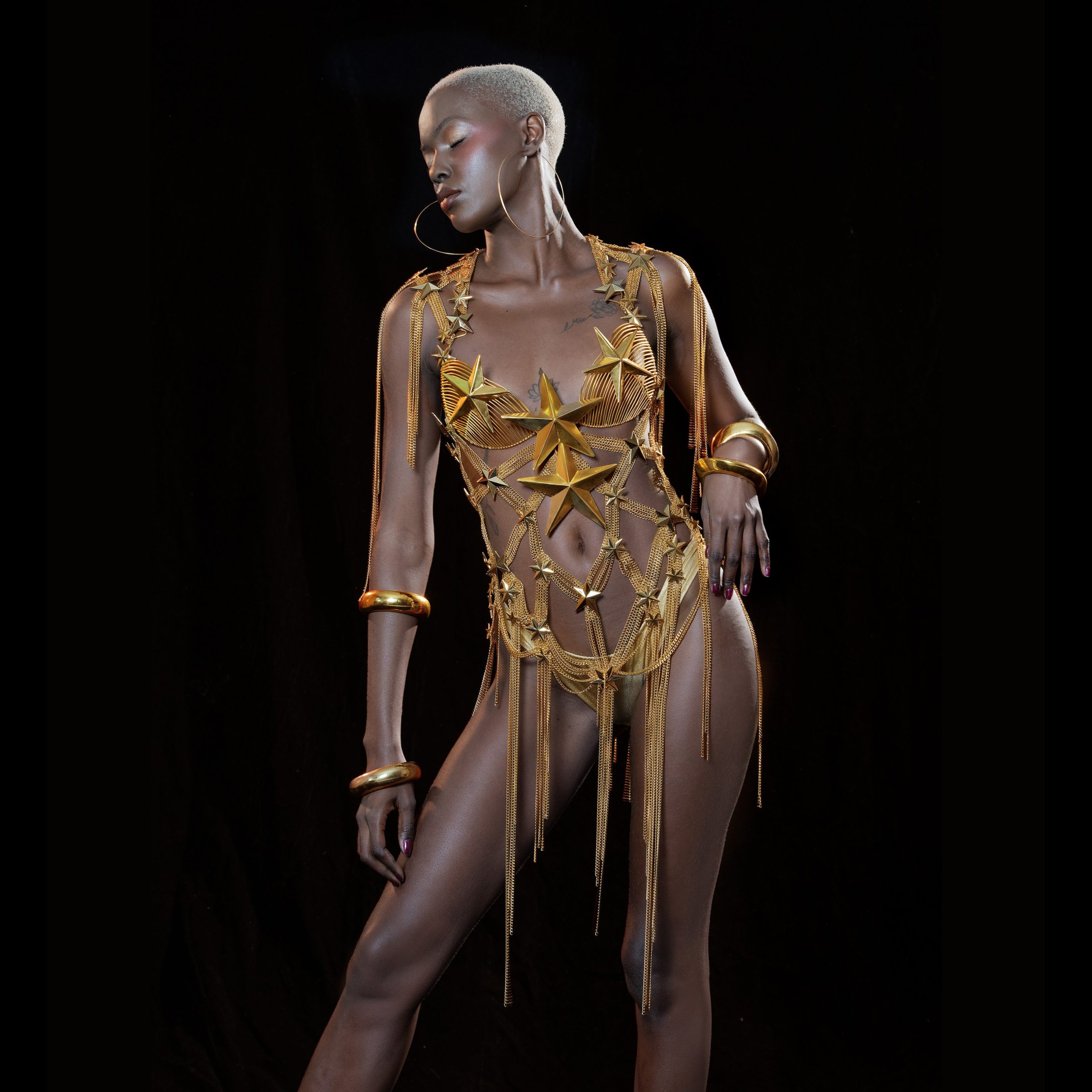 Modelo Suellen Gaspar com look de Henrique Filho (Foto: Priscila Prade)