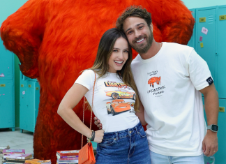 Larissa Manoela usa camiseta de ‘Carros’ na exposição ‘Mundo Pixar’ Larissa Manoela e André Luiz Frambach (Foto: Roberto Filho/Brazil News)