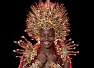 Carnaval vira alta-costura em exposição no Rio Fashion Week Modelo Thuane Werneck com look de Henrique Filho (Foto: Priscila Prade)