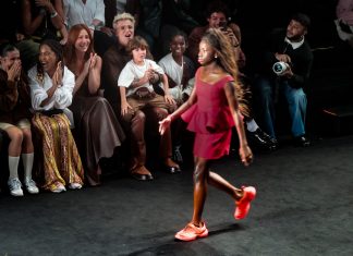 Titi, filha de Ewbank e Gagliasso, desfila para a Dendezeiro, que coloca molho baiano na cena ballroom no Rio Fashion Week Giovanna Ewbank, Bruno Gagliasso e os filhos Bless e Zyan aplaudem Titi na passarela (Foto: Victor Chapetta/Brazil News)