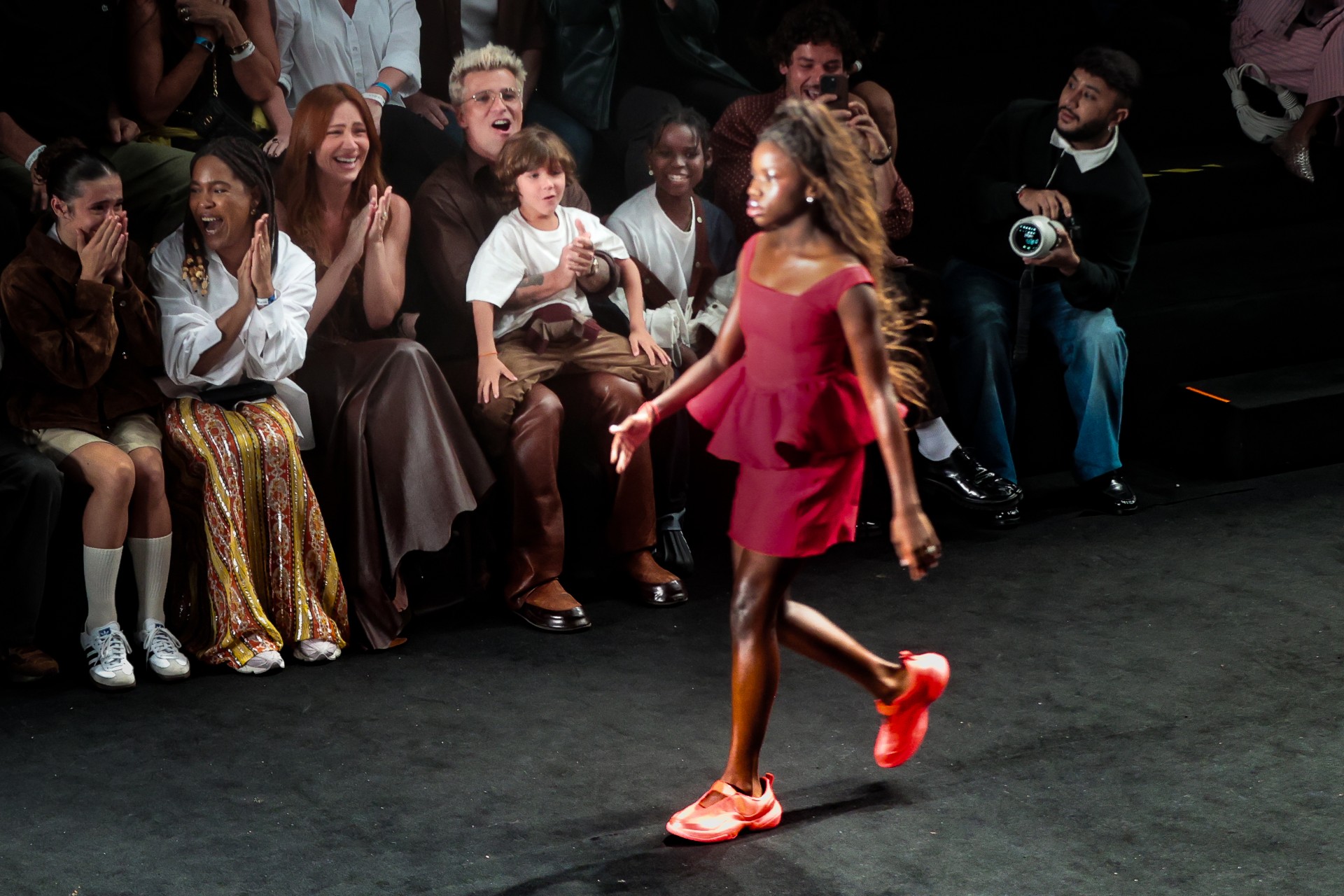 Giovanna Ewbank, Bruno Gagliasso e os filhos Bless e Zyan aplaudem Titi na passarela (Foto: Victor Chapetta/Brazil News)