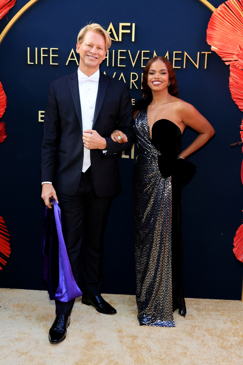 Marcello Coltro e Jeniffer Nascimento  (Foto: NBCUniversal/Divulgação)