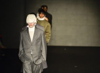 Rio Fashion Week: Lucas Leão transforma em luxo alfaiataria oversized inspirada no subúrbio com toques de Carnaval Desfile de Lucas Leão (Foto: Marcelo Soubhia/ @agfotosite)