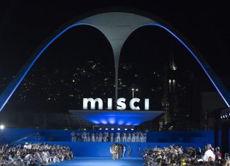RioFW: Misci transforma moda em Carnaval com desfile na Marquês de Sapucaí embalado pela bateria da Beija-Flor Desfile da Misci na Sapucaí (Foto: Foto: Marcelo Soubhia/ @agfotosite)