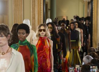 Osklen abre Rio Fashion Week com ode ao calçadão de Ipanema e mistura culturas ao lifestyle carioca, com luxo discreto e sustentável