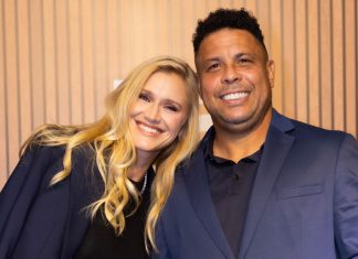 Celina Locks aposta no mix sofisticado do azul-marinho com preto Celina Locks e Ronaldo Fenômeno (Foto: Brazil News)