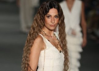 Com cabelão longo, Camila Pitanga abre desfile da Aluf no Rio Fashion Week em coleção que remete à passagem do tempo Camila Pitanga no desfile da Aluf (Foto: Daniel Pinheiro/Brazil News)