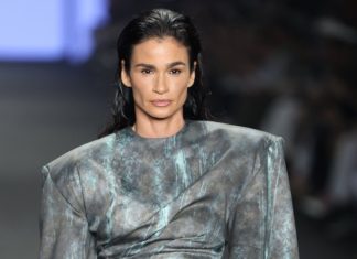 Com Carol Ribeiro na passarela, Normando se mantém fiel ao legado amazônico e leva folhagens, látex e fibras ao Rio Fashion Week Carol Ribeiro no desfile da Normando (Foto: Daniel Pinheiro/Brazil News)