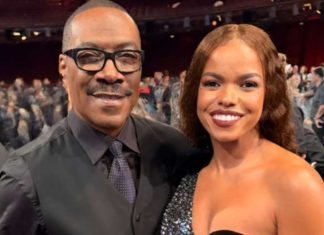 Jeniffer Nascimento elege look Valentino e joias brasileiras em evento que homenageou Eddie Murphy em Los Angeles Eddie Murphy e Jeniffer Nascimento (Foto: NBCUniversal/Divulgação)