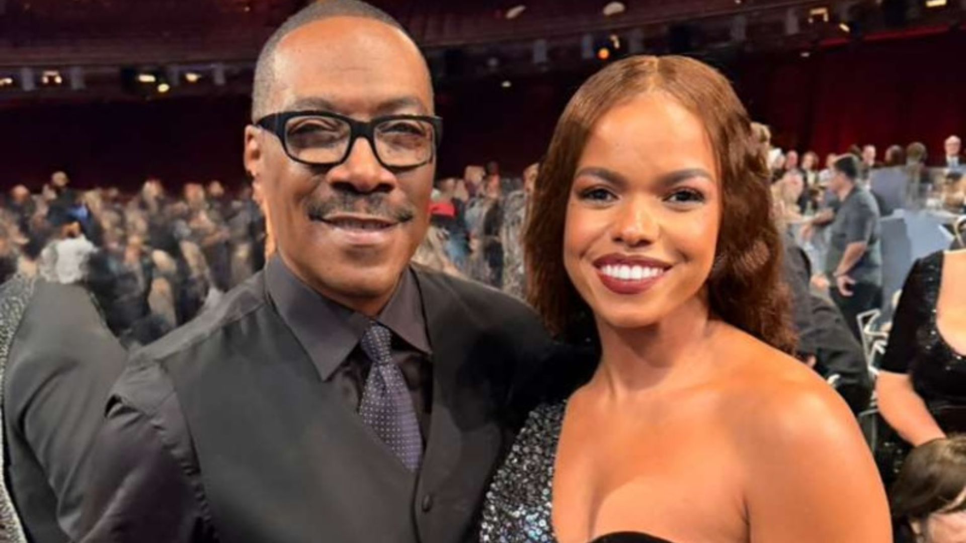 Eddie Murphy e Jeniffer Nascimento  (Foto: NBCUniversal/Divulgação)