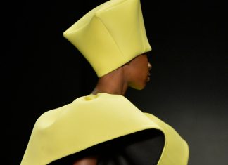 Rio Fashion Week: estreante Argalji extrapola limites da modelagem e expõe espuma e renda em peças com formatos arquitetônicos Desfile da Argalji no Rio Fashion Week (Foto: Marcelo Soubhia/ @agfotosite)