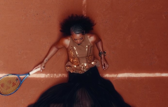 Naomi Osaka em ensaio feito com o look que jogou em Rolland Garros (Foto: @misterfifou & @seebasschin/Reproduão/Instagram)
