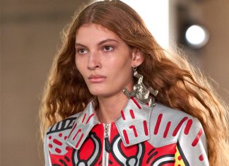 Anne Hathaway, Zendaya e mais famosas assistem ao desfile cruise da Louis Vuitton em NY; brasileiras marcam presença na passarela Larissa Moraes no desfile da Louis Vuitton (Foto: Armando Grillo/Gorunway.comDivulgação)