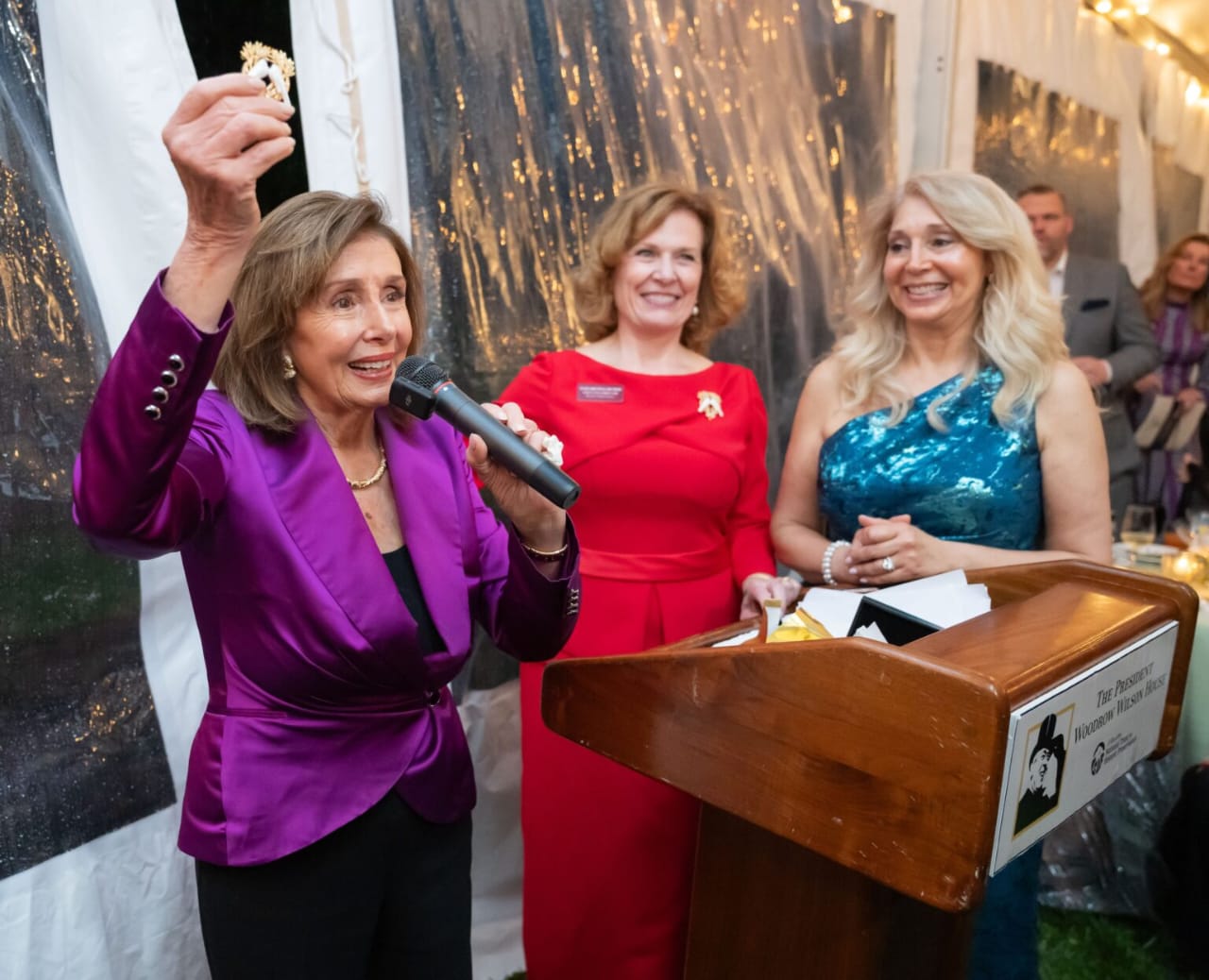 Da esquerda para a direita, Nancy Pelosi, Elizabeth Karcher e Janet Piit (Foto: Divulgação)