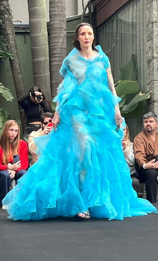 Marina Dias no desfile de Lino Villaventura (Foto: Rosângela Espinossi)