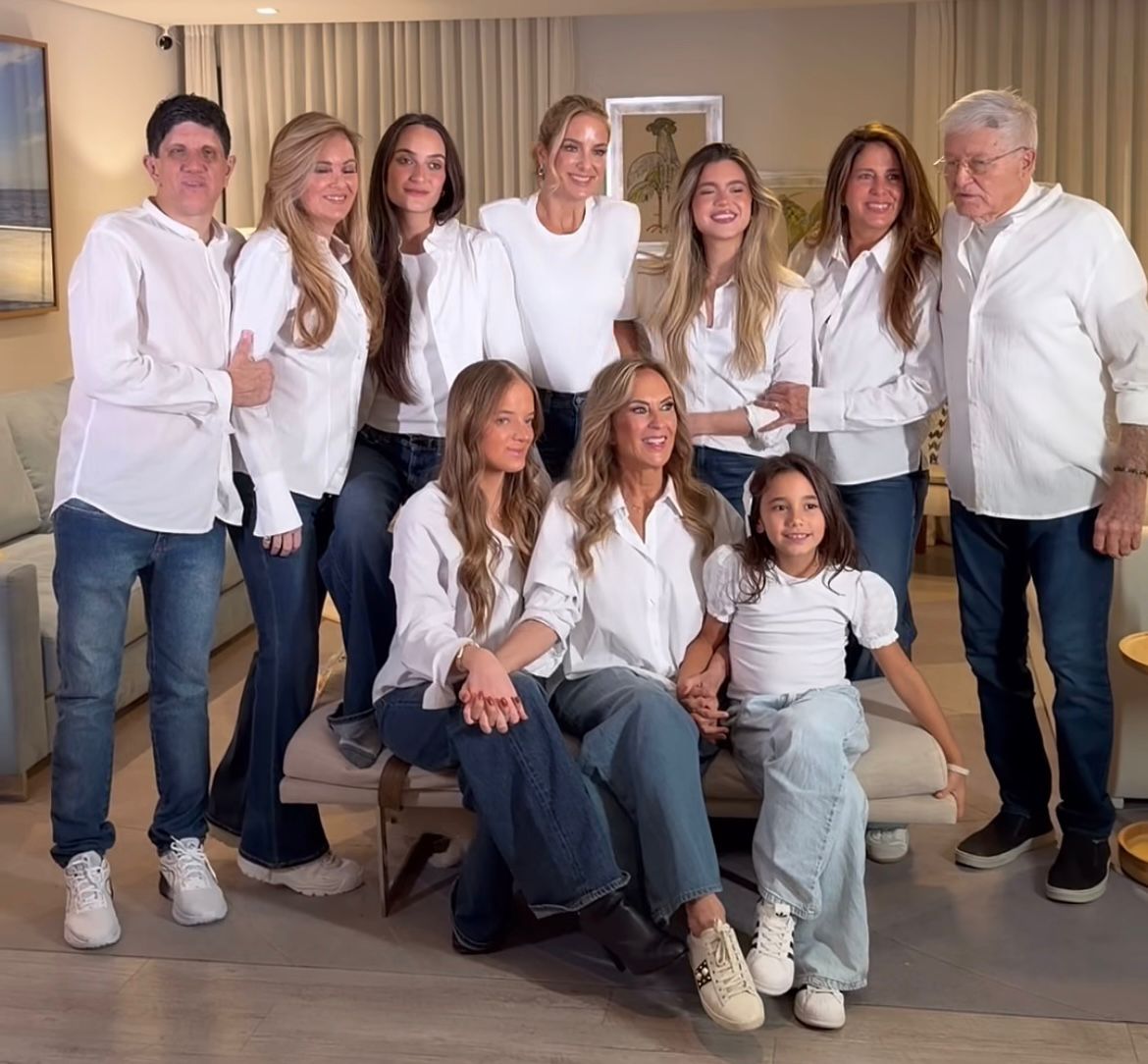 Família Pinheiro reunida, com Helô, Tici e Rafa (Foto: Reprodução/Instagram)