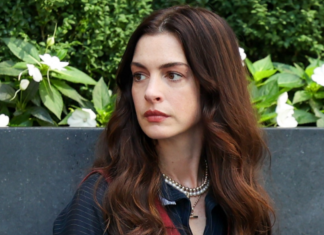 O Diabo Veste Prada 2: Miranda e Andy apostam em joias discretas e atemporais Anne Hathaway em "O Diabo Veste Prada 2" (Foto: Reprodução)