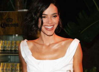Descobrimos marca e preço do vestido branco e da bota que Bruna Marquezine usou no show de Shakira. Vem ver! Bruna Marquezine (Foto: Reprodução/@coronabrasil)