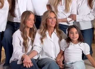 Helô Pinheiro, Tici, Rafa Justus e família mantêm tradição e se reúnem com look igual em jantar: camisa e blusa branca com jeans Helô com netas Rafa Justus e Manu Tralli (Foto: Reprodução/Instagram)