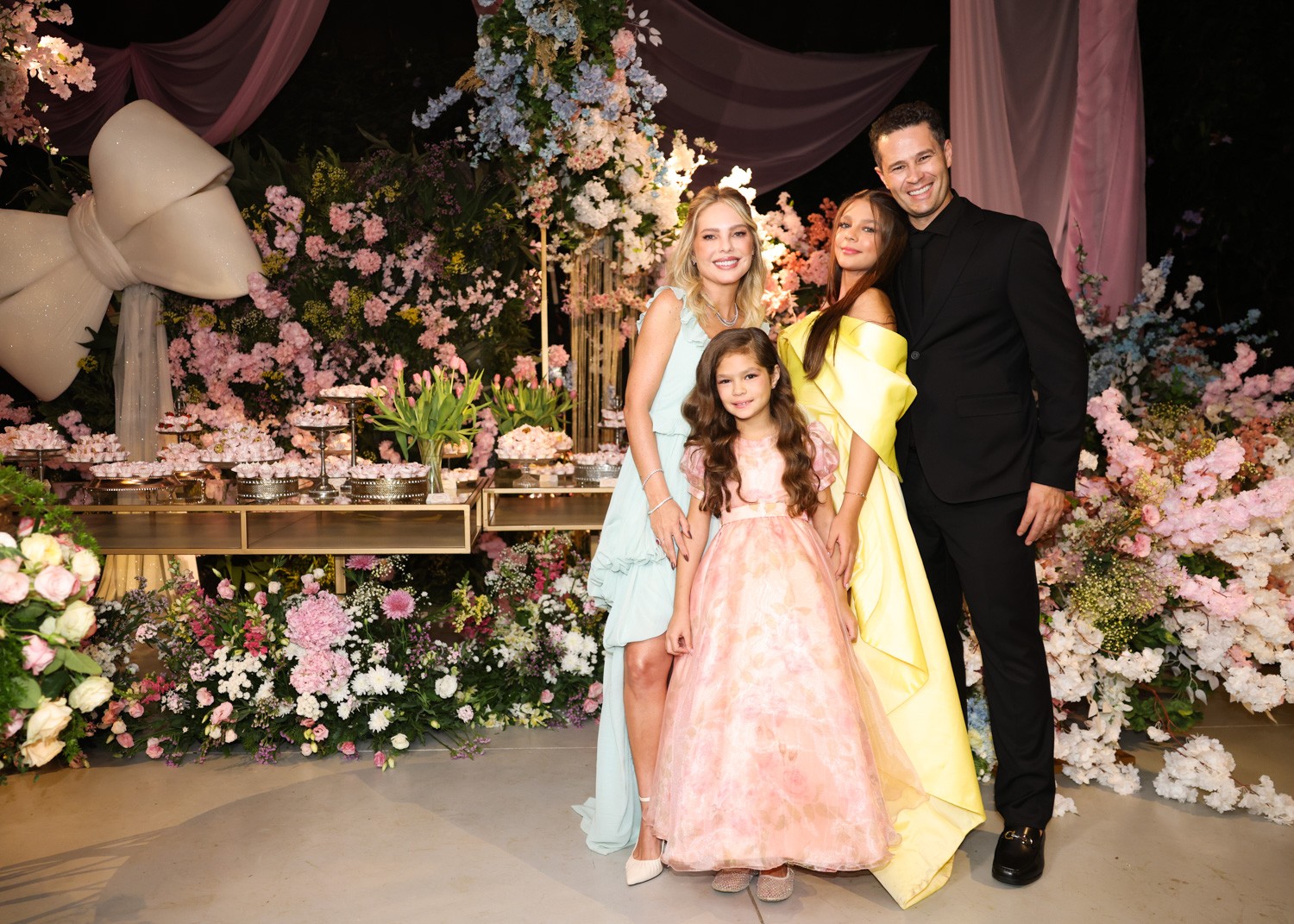 Maria Sophia com Pedro Leonardo, a mãe Thaís Gebelein e a irmã e Maria Vitória (Foto: Manuela Scarpa/Brazil News)