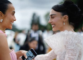 Casamento de Elisa Zarzur em Paris: looks das convidadas reúnem grifes de luxo, preços altos e até vestidos parecidos Silvia Braz e Elisa Zarzur (Foto: Ale Bigliazzi/Divulgação)