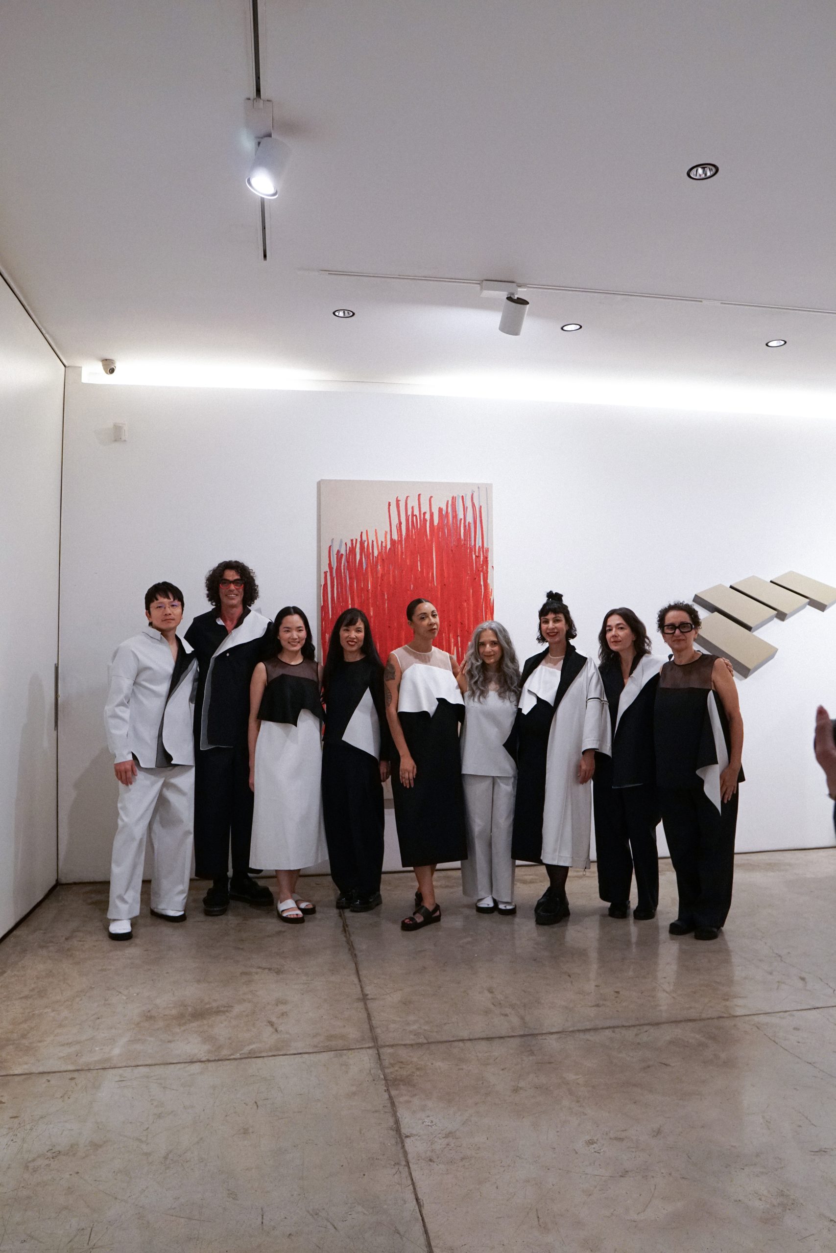 Modelos ao lado de Fernanda Yamamoto e Carla Chaim (Foto: Divulgação)