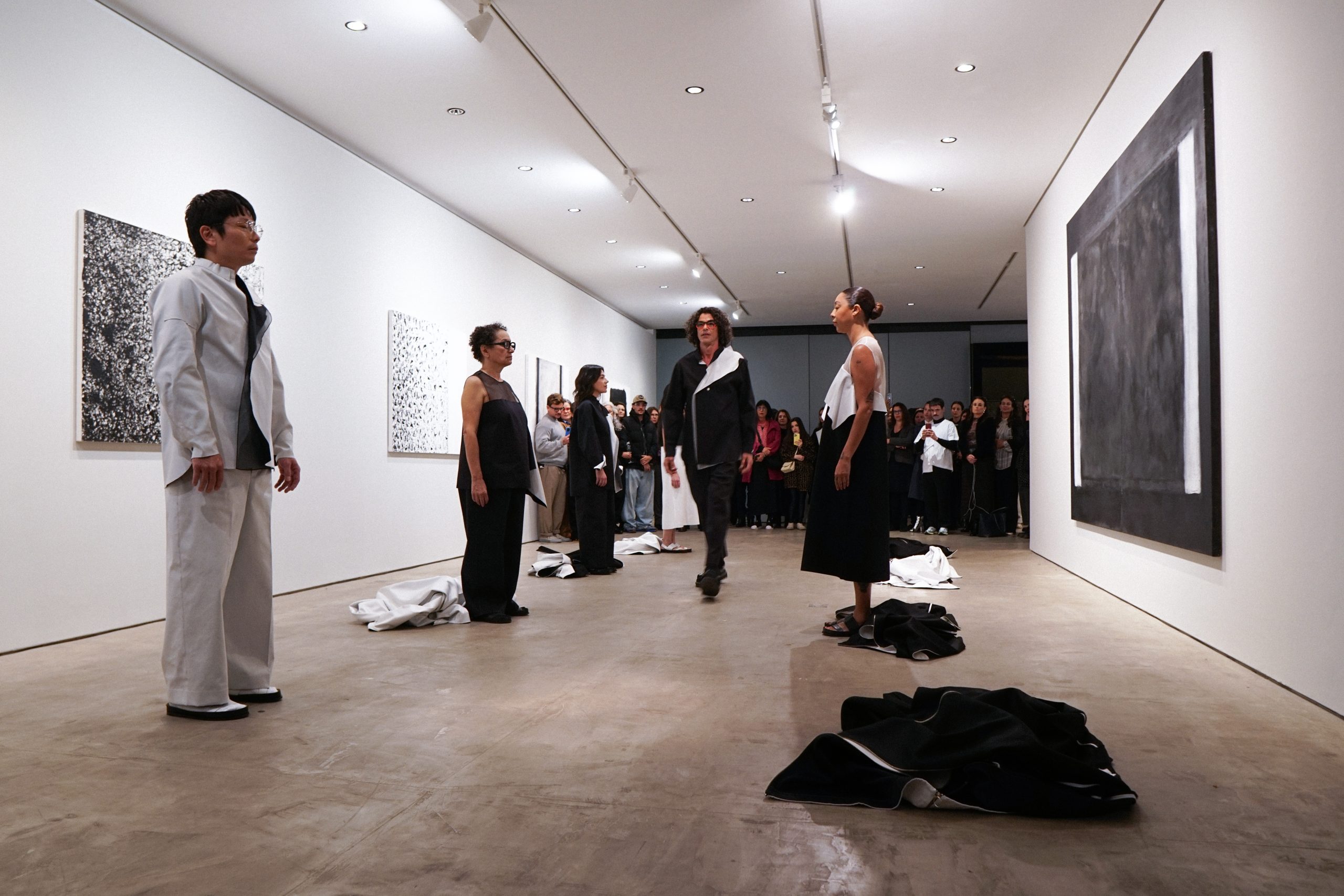 Performance na Galeria Raquel Arnaud (Foto; Divulgação)