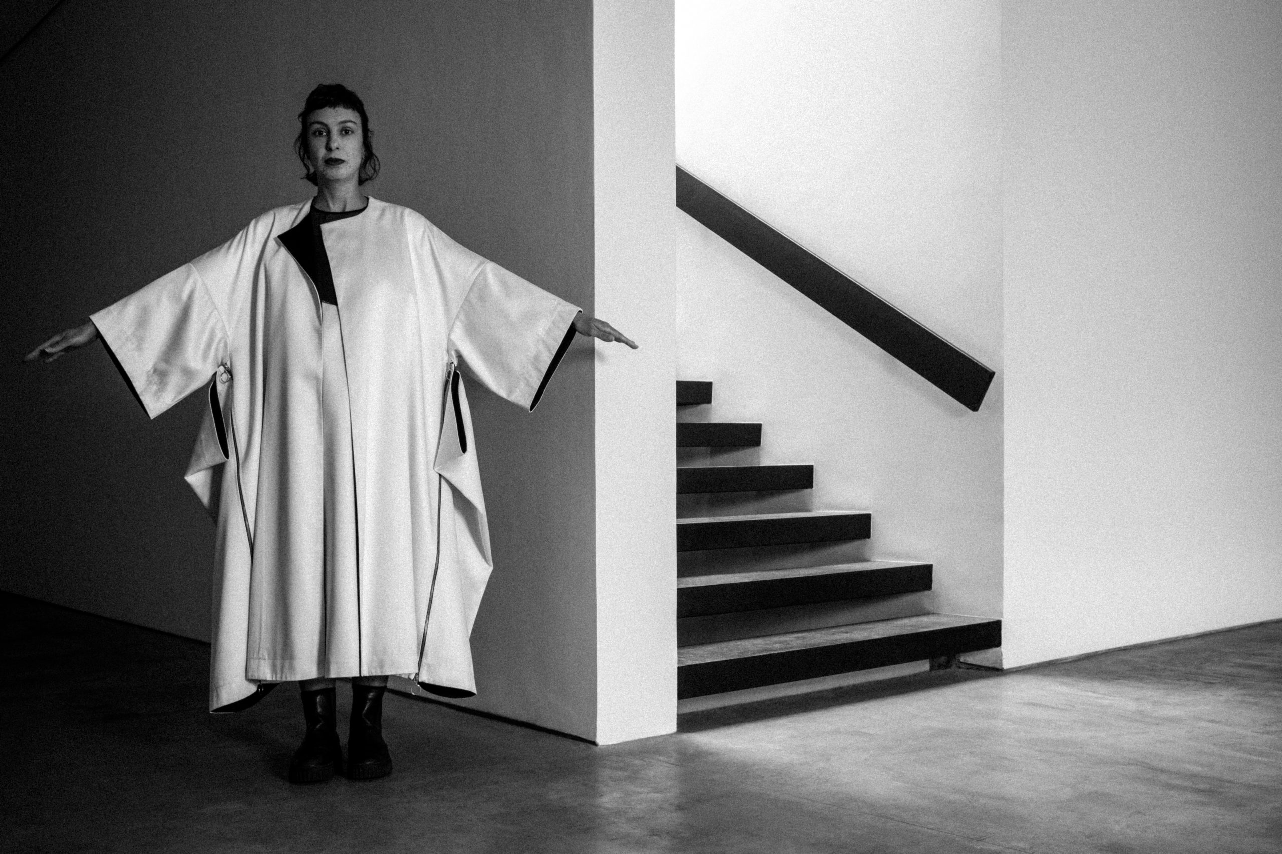 Carla Chaim mostra uma das peças da coleção (Foto: Juss Chaves/@maracadalux)