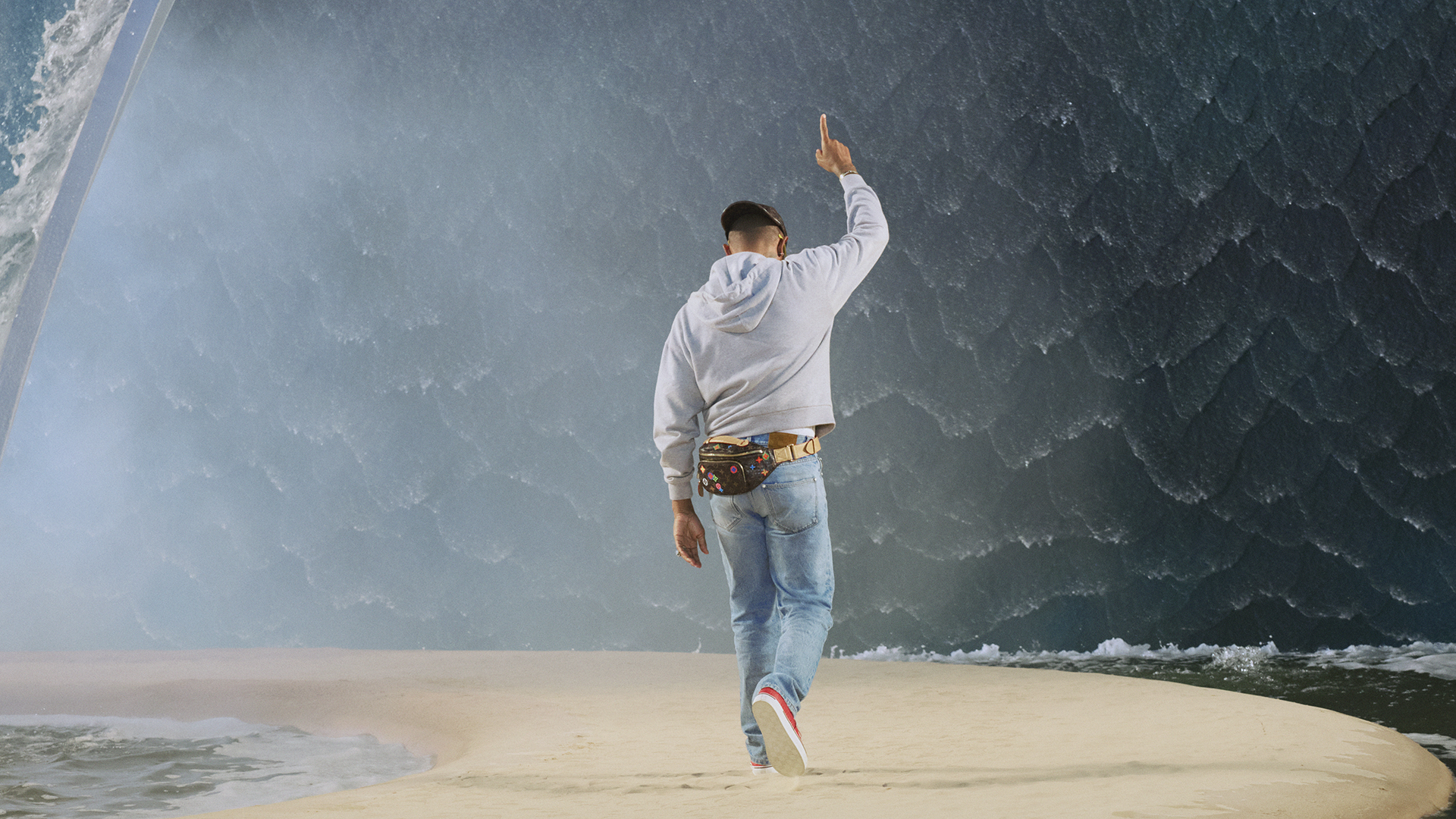 Pharrell Williams no fim do desfile da Louis Vuitton (Foto: Divulgação)