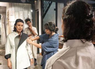 Fernanda Yamamoto transforma dobraduras em roupas e apresenta coleção-performance em São Paulo Carla Chaim e Fernanda Yamamoto (Foto: Juss Chaves/@maracadalux)