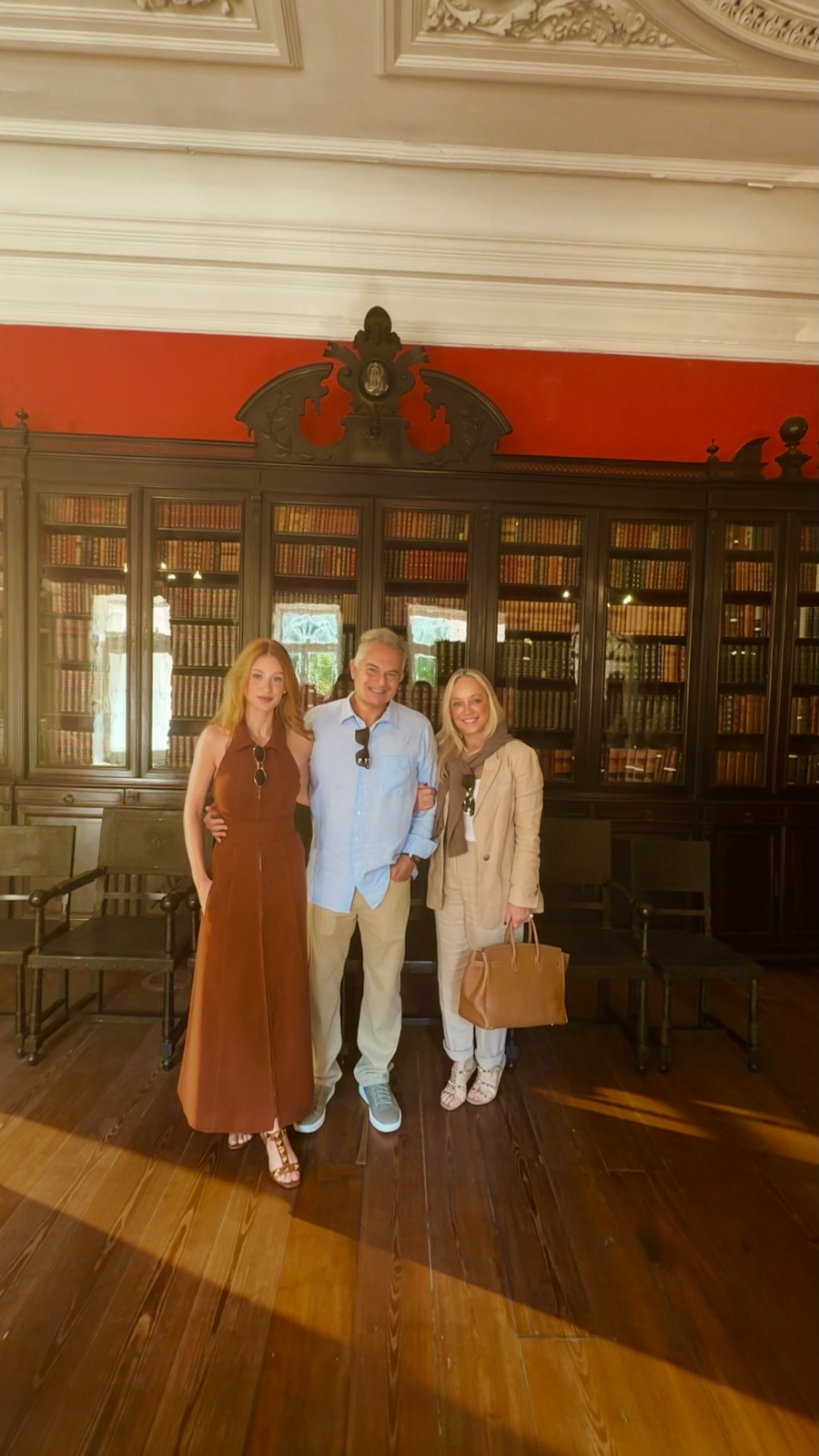 Marina Ruy Barbosa e os pais Paulo e Giconda na casa museu de Rui Barbosa (Foto: Marcela Canéro/Divulgação)