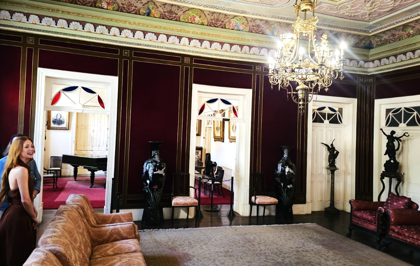 Marina Ruy Barbosa e os pais Paulo e Giconda na casa museu de Rui Barbosa (Foto: Marcela Canéro/Divulgação)
