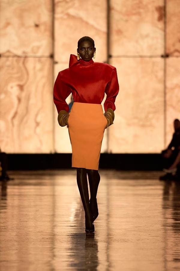 Look desfilado na coleção invernso 2025 da YSL (Foto: Divulgaçã/YSL)