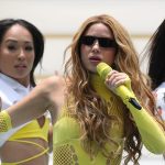 “Rainha das Copas”: Shakira aposta em body amarelo e assimetria na abertura do Mundial; relembre seus looks em outras edições Shakira (Foto: @fifa/Reprodução/Instagram)