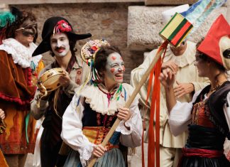 Com mais de 800 peças de época, figurino recria o universo de “O Conde de Montecristo” em minissérie do canal Universal+ Cena de "O Conde de Montecristo" (Foto: Divulgação)