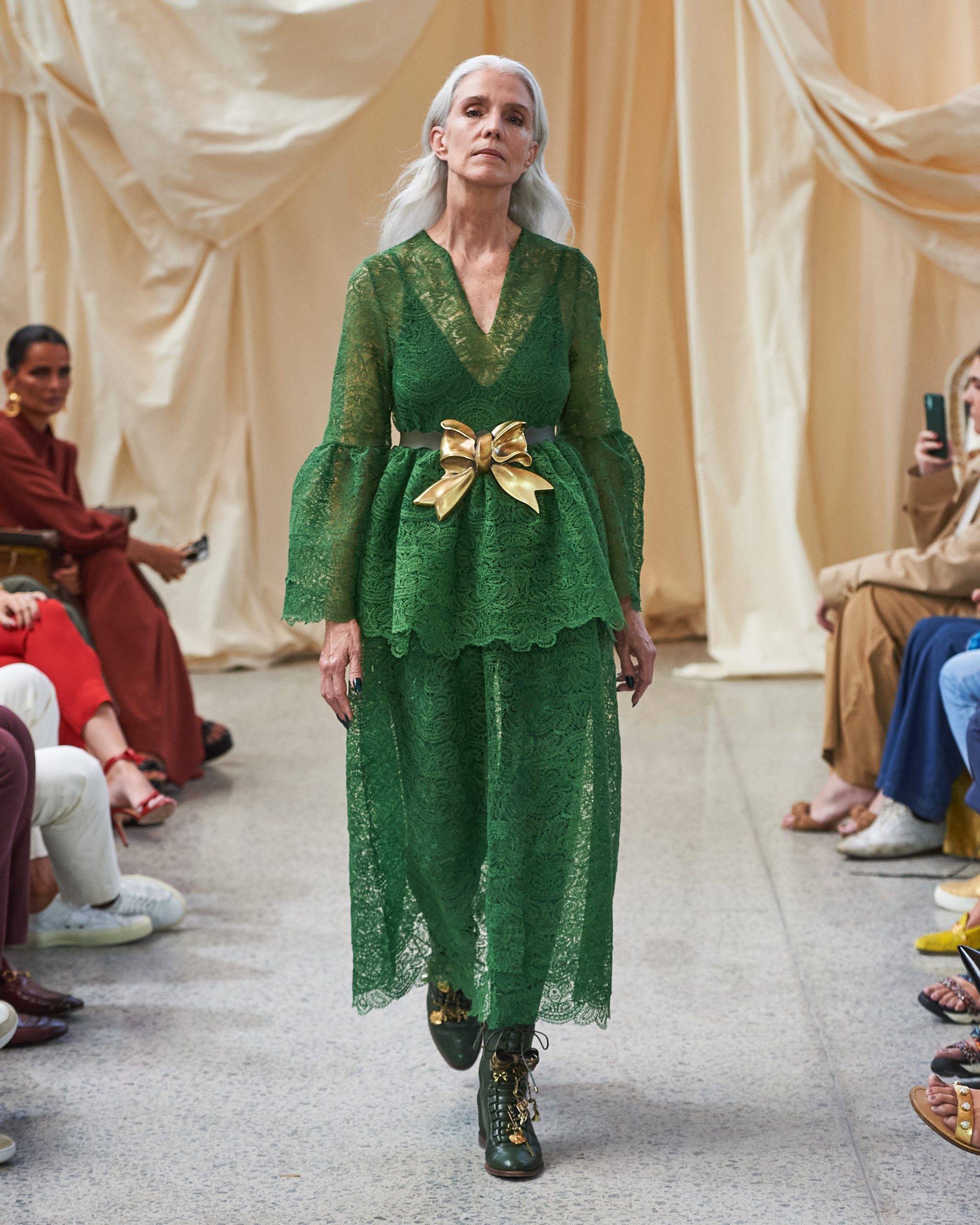 Modelo Monica Maligo no desfile de Paula Raia em 2022 (Foto: Ze Takahashi/Fotosite/JOY Management/Divulgação)