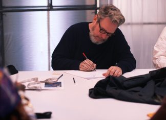 Alexandre Herchcovitch volta ao E! com nova temporada de reality que transforma roupas e histórias Cena de "Descosturando Herchcovitch" (Foto: Divulgação)