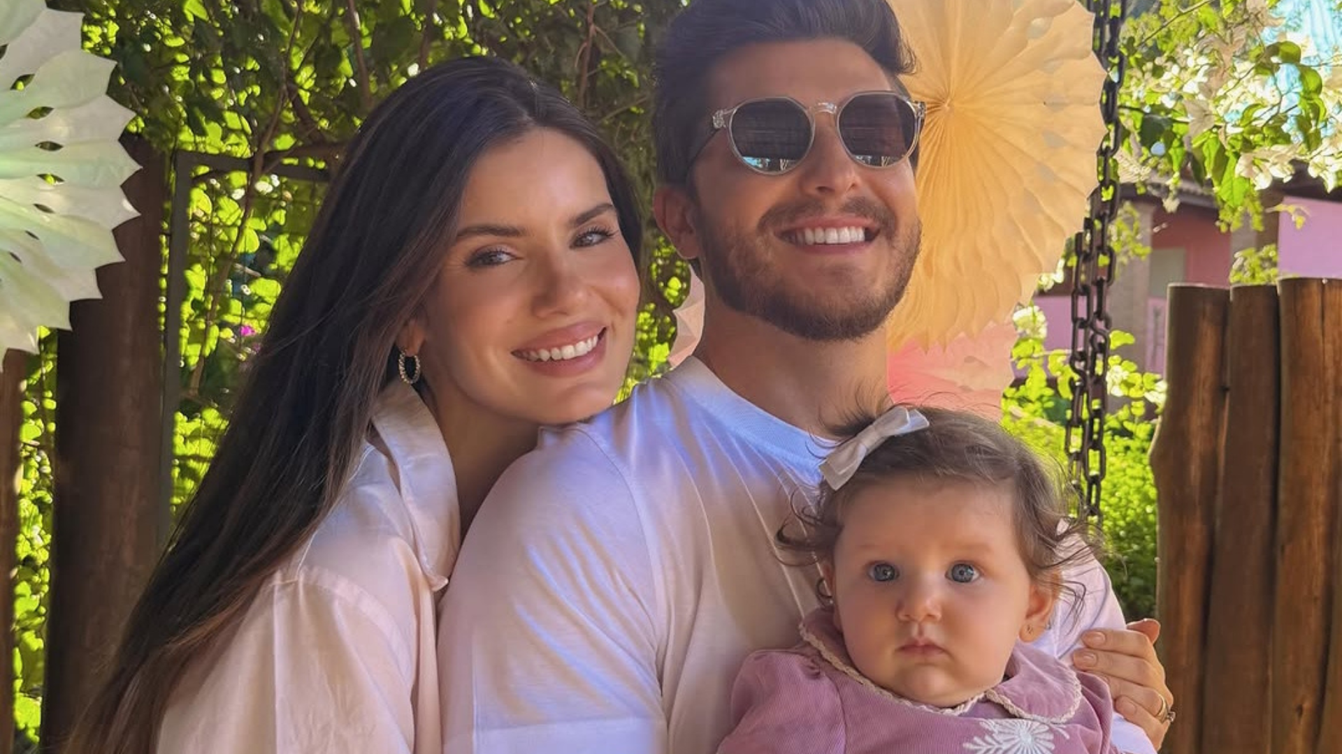 Camila Queiroz, Klebber Toledo e Clara (Foto: @camilaqueiroz/Instagram/Reprodução)